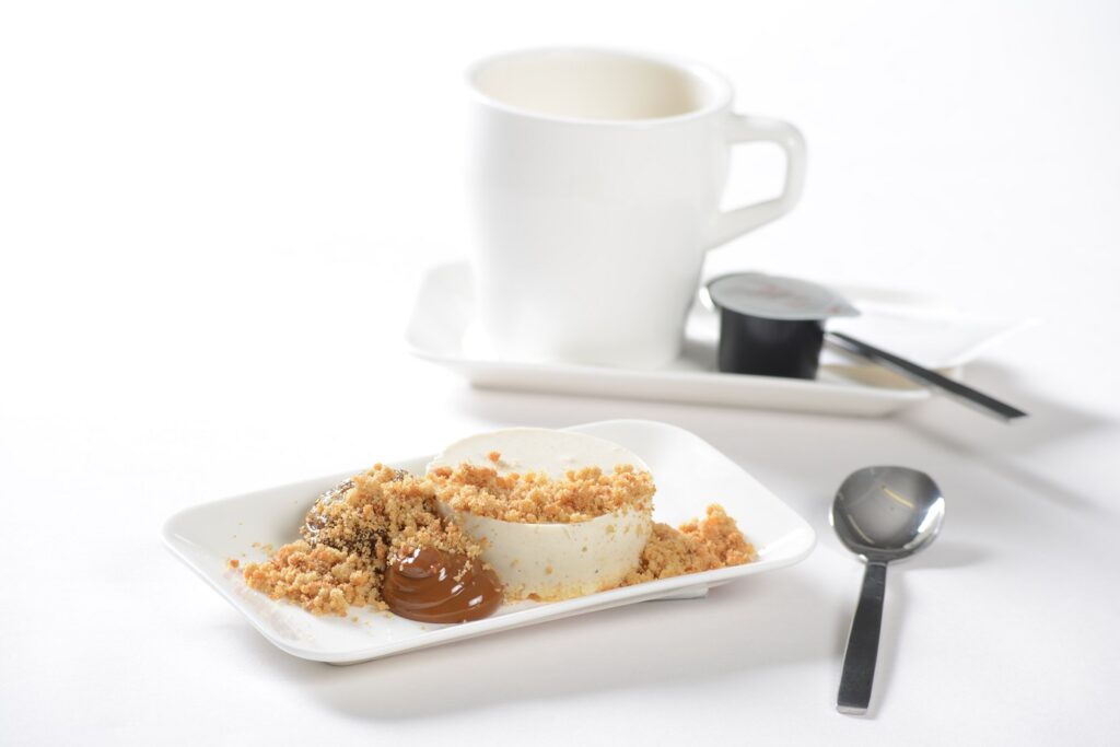 business_vanilla-and-amaretto-panna-cotta-with-dried-pear-jelly-dulce-de-leche-malt-crumble-4
